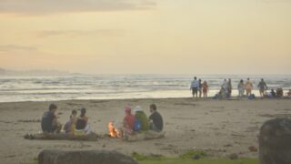 ppl havin fun on the beach